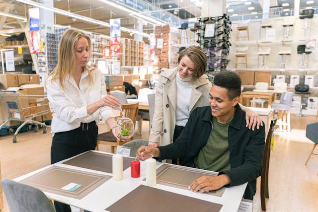 Waarom een fysieke meubelzaak nog steeds waardevol is in een online wereld